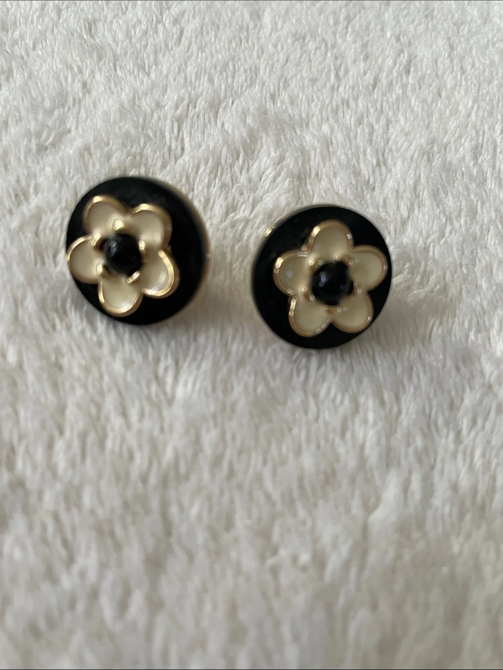 Kate Spade magnetic hinged daisy bracelet and matching earrings - Picture 5 of 9